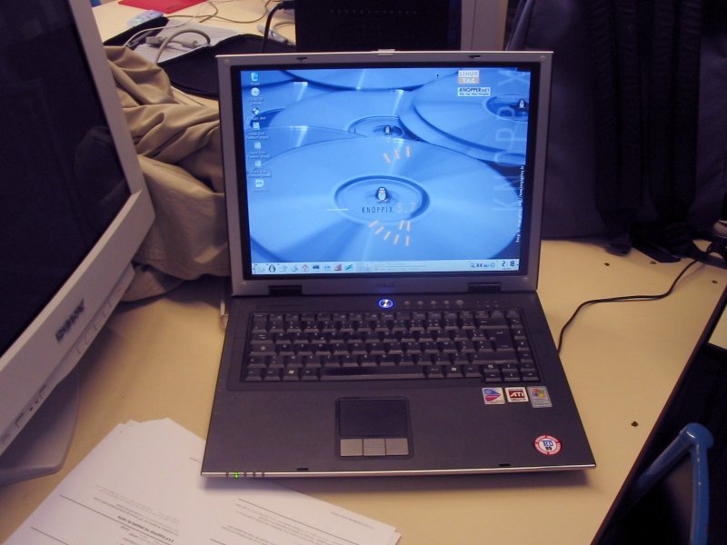 Un PC windowsien momentanment libr par la force de la Knoppix :-)