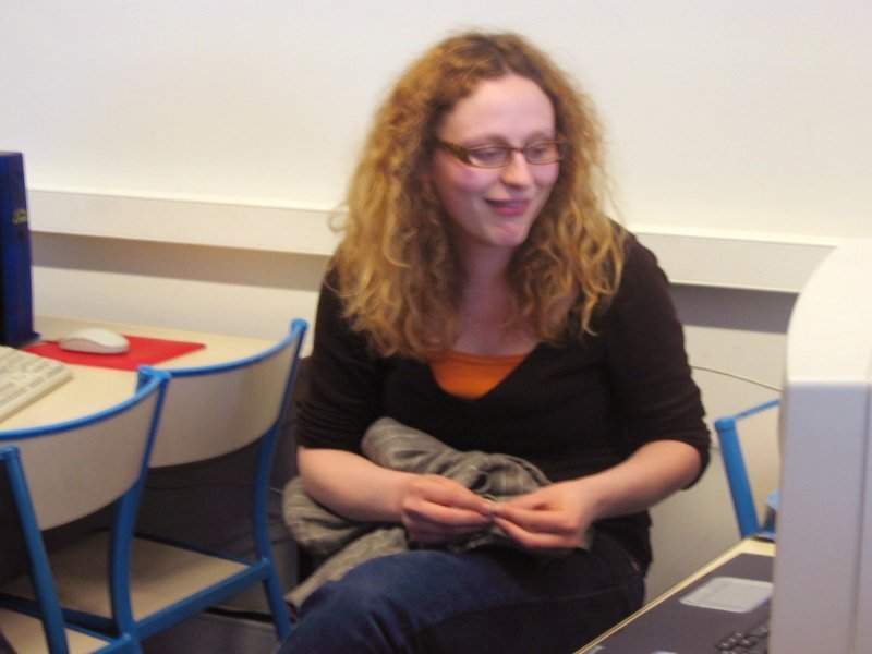 Une charmante demoiselle devant une Debian toute neuve...